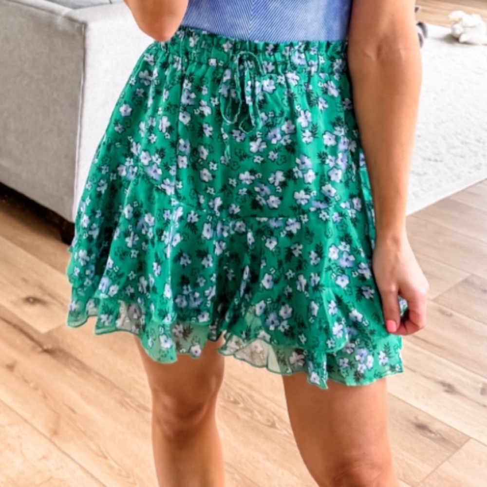 Floral Mini-Skort. Flowy fabric, tiered